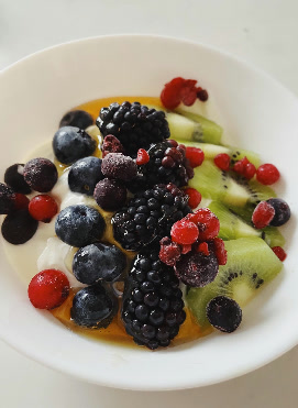 Bowl de yogur con fruta fresca, frutos rojos y kiwi