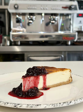 Tarta de queso casera con mermelada de frutos rojos